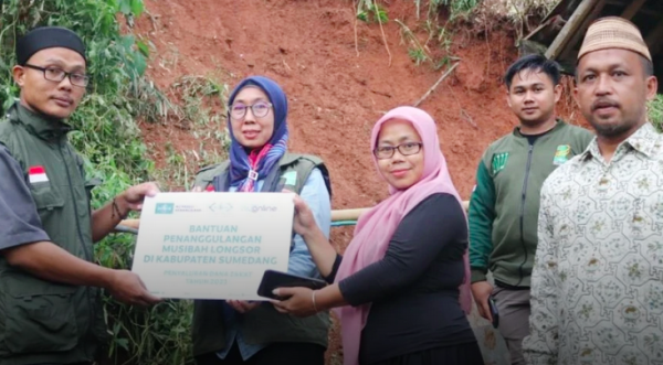LAZISNU Salurkan Bantuan untuk Warga yang Terdampak Longsor di Sumedang