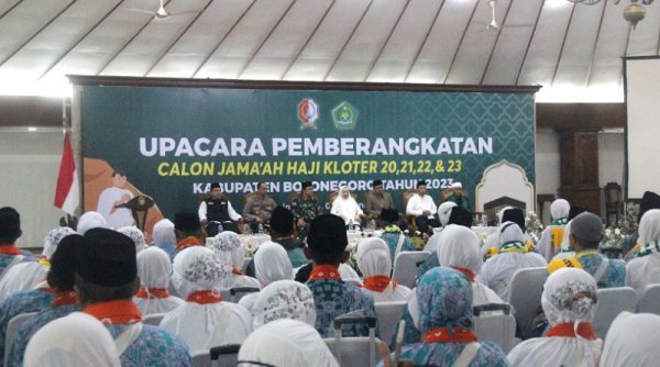 Bupati Anna Mu’awanah Lepas Jemaah Haji Bojonegoro, Berpesan Selalu Jaga Kesehatan
