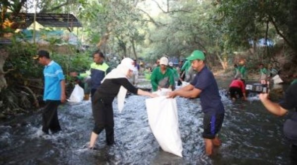 Bupati Bojonegoro Resik Resik Bersama Masyarakat Desa Ngunut Bersihkan Sumber Mata Air Grogolan