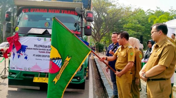 Bupati DS Lepas Ekpor Pakan Ikan Hias ke Jepang, Sekali Kirim Rp 1,5 Miliar