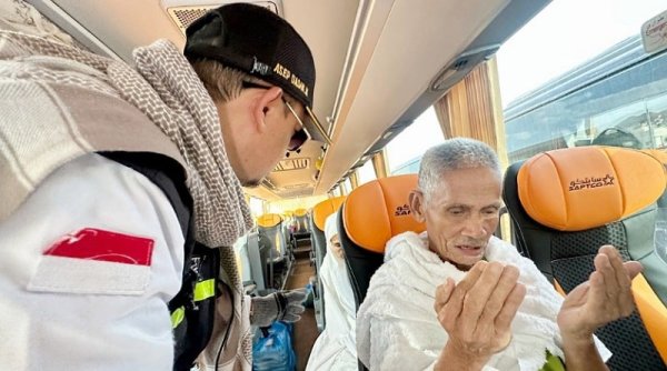 Bagini Cara Petugaa Haji Membimbing Jemaah Lansia Kita
