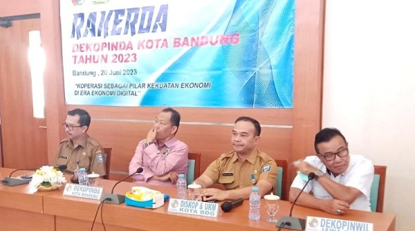 Seluruh Peserta Rakerda Menerima LPJ Pimpinan Dekopinda Kota Bandung
