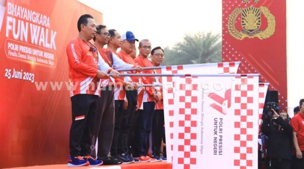 Kapolri Lepas Peserta Bhayangkara Fun Walk di Monas