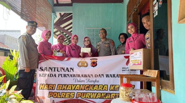 Sambut HUT Bhayangkara Ke-77, Polres Purwakarta Lakukan Baksos Untuk Masyarakat Kurang Mampu