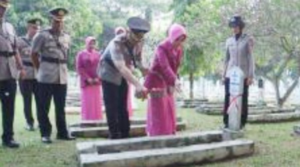 Peringati HUT Bhayangkara Ke-77, Polres Purwakarta Gelar Ziarah ke TMP Sirnaraga