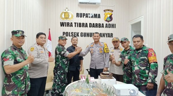 Rayakan HUT Bhayangkara ke 77 Tiga Pilar Datangi Polsek Gunung Anyar