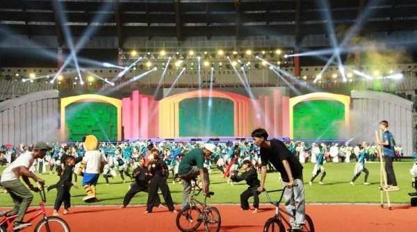 Pembukaan Event Nasional Fornas ke-VII di Stadion Si Jalak Harupat Berlangsung Meriah