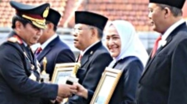 Dukung Pelayanan Polri, Bupati Bojonegoro Raih Penghargaan Tan Hana Dharma Mangrwa