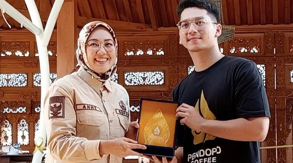 Seorang Dokter Muda Mendapat Sanjungan Bupati Purwakarta, Ada Apa?