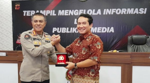 Dede Farhan Beri Pelatihan Keterampilan Pengelolaan Informasi dan Publikasi Media di Polda Jabar