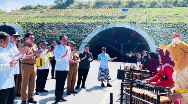 Rampak Angklung Pelajar Turut Sambut Presiden Jokowi di Tol Cisumdawu