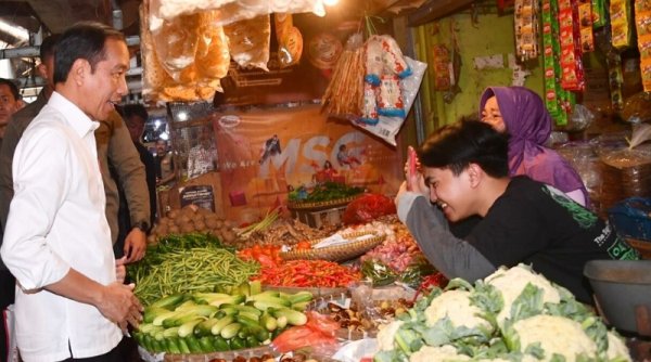 Tinjau Pasar Tanjungsari, Presiden Jokowi: Harga Stabil, Suplai Mencukupi