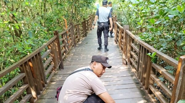 Polri Peduli Lingkungan, Polsek Gunung Anyar Bersihkan Tempat Wisata Mangrove