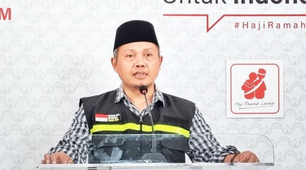 Layanan Inovatif Jalur Cepat untuk Jamaah Haji Lansia dan Mockup Pesawat
