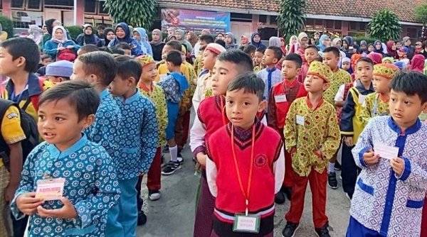 Hari Pertama Masuk Sekolah, Siswa Baru Siap Ikuti MPLS