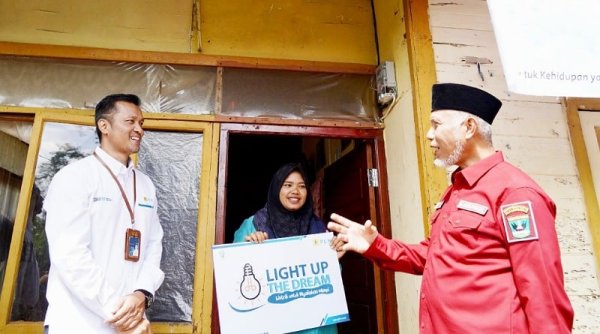 Program Sambung Listrik Gratis Light Up The Dream PLN Sentuh 11.819 Penerima Manfaat di Indonesia