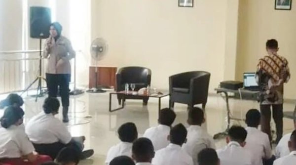 Kapolsek Sedati Iptu Dewi Hadiri MPLS di SMP Hangtuah 6 Excellent Juanda