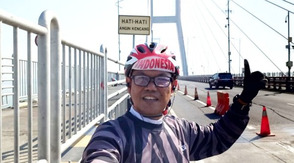 PASSION | Gowes Spiritual H Edi Sudjono, Jembatan Suramadu yang Memesona dan Mendebarkan