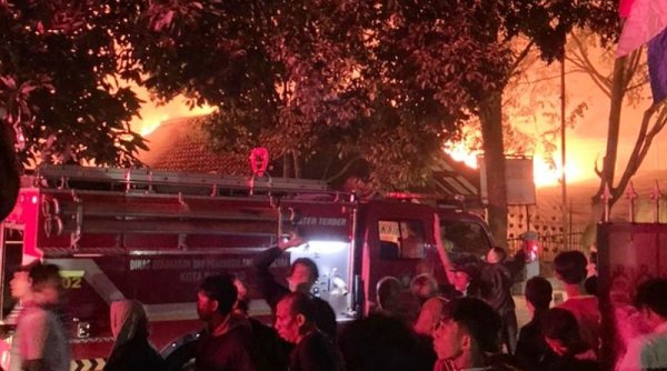 13 Unit Pemadam Kebakaran Diturunkan Padamkan Api yang Melalap Pasar Sadang Serang