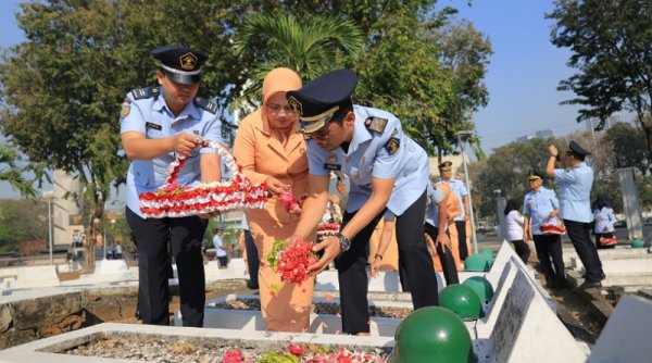 Peringati Hari Lahir, Kemenkumham Jatim Ziarah ke Makam Pahlawan