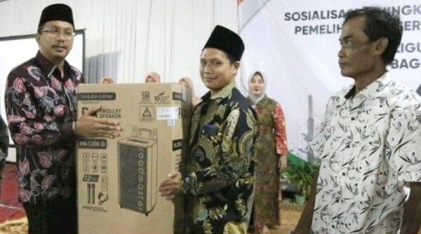 Bupati Ahmad Muhdlor Bagikan Sound System untuk Ribuan RT di Tiga Kecamatan