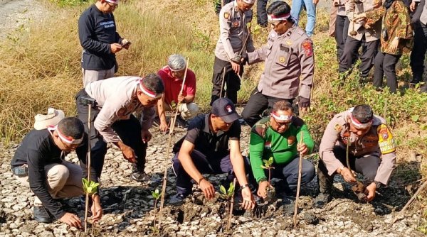 Polsek Gununganyar Gelar Kegiatan Penanaman Pohon Serentak