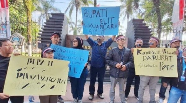 Kebebasan Pers Dikekang, Puluhan Wartawan Protes Bupati Blitar