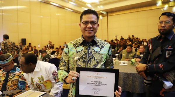 Bupati Bandung Diganjar Penghargaan Oleh Majalah Tempo