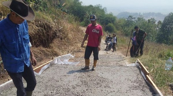 Jalan Cilintung Jelekong di Cor, Warga Berharap Bantuan Donatur