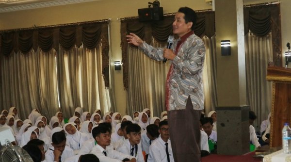 Motivator Dede Farhan Bakar Semangat Berprestasi Ratusan Mahasiswa Baru STkindo Ciparay