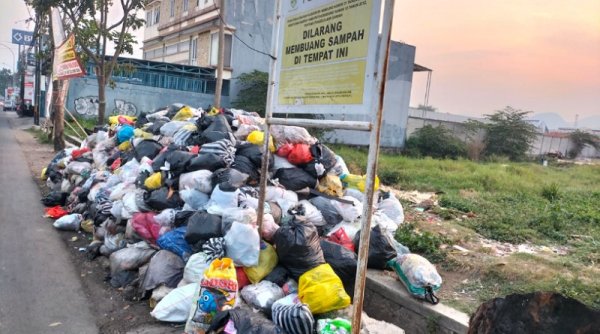 Duh, Sampah Menumpuk Di Bawah Plang Perda