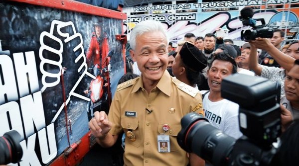 Ratusan Sopir Truk Kepung Ganjar Pranowo, Beri Gelar "Bapak Truk Nusantara"
