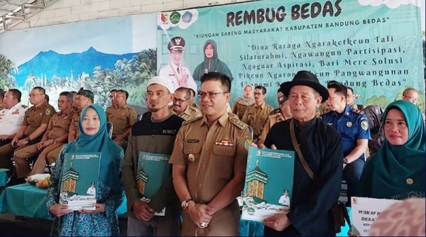 Rembug Bedas, Warga Desa Malasari Antusias Sambut Bupati Dadang Supriatna