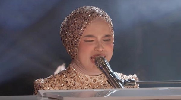 Bawakan Cover U2 di 'AGT', Putri Ariani Membuat Simon Cowell 'Speechless'