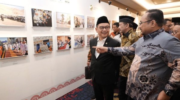 Gus Yakut Apresiasi Pameran Foto Haji 2023 di Bandung