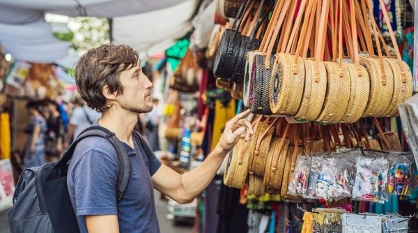 Apakah "Free Walking Tours" Benar-benar Gratis? Buka Mata Anggaran Wisatawan