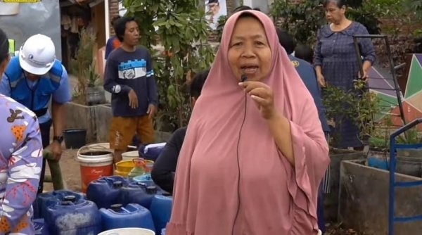 Warga Cimahi Terima Bantuan Distribusi Air Tangki PDAM Tirta Raharja