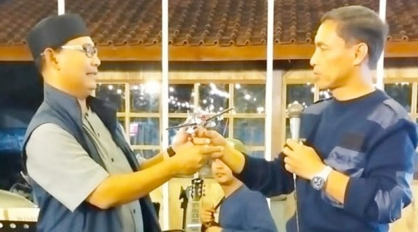Sukses Gelar Semarak Dirgantara 2023, Aspotdirga Kasau Berikan Plakat kepada Kadisparbud Banyuwangi
