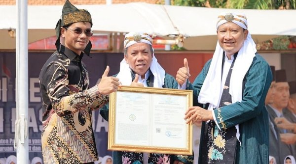 Plt. Kakanwil Kemenkumham Jatim Serahkan Dua Sertifikat IG Kepada Bupati Pasuruan