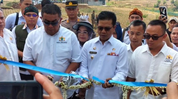 Resmikan Sentral Budidaya Ikan Nila di Pacet, Bupati DS : Semoga Target 35.000 Pengusaha Baru Terwujud