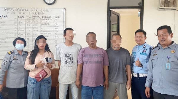 Diselipkan di Kaos Kaki, Perempuan ini Coba Selundupkan Dua Smartphone ke Rutan Surabaya