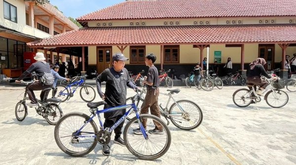 Warga Gowes Bareng dan Jalan Santai pada Hari Jadi ke-213 Kota Bandung