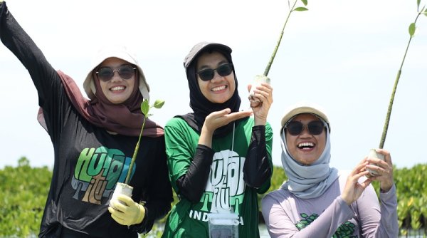 Delegasi Uni Eropa untuk Indonesia Adopsi 1.000 Pohon Mangrove di Pulau Harapan