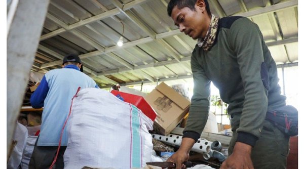 Di Tengah Masalah Sampah Kota Bandung RW 14 Sukapura Sukses Kelola Sampah