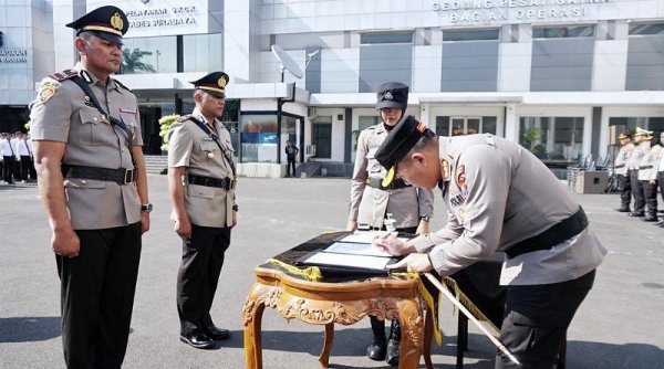 Kapolrestabes Surabaya Pimpin Sertijab Kabagops, Kasatreskrim dan Kapolsek Gununganyar