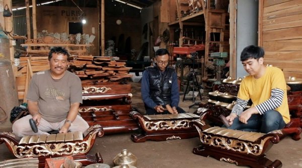 Digunakan juga oleh Giriharja, Asep Ahum Perajin Gamelan Purbalaras Warisan Sang Ayah
