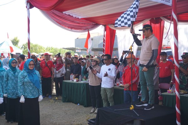 Wabup Sidoarjo Subandi Berangkatkan Gerak Jalan Beregu Desa Wadungasih