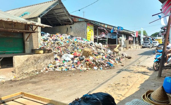 Sampah Berceceran Hingga Aroma Tak Sedap di TPS Pasar Ciparay, Dikeluhkan Warga dan Pedagang