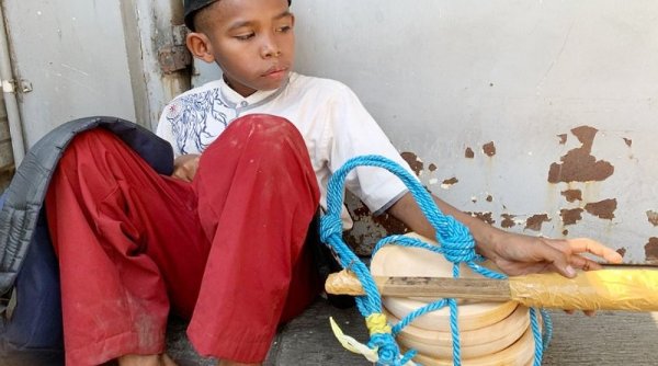 Tama Sering Dibully, Siswa SD di Kota Bandung ini Pulang Sekolah Jualan Coet dan Ikan Cupang