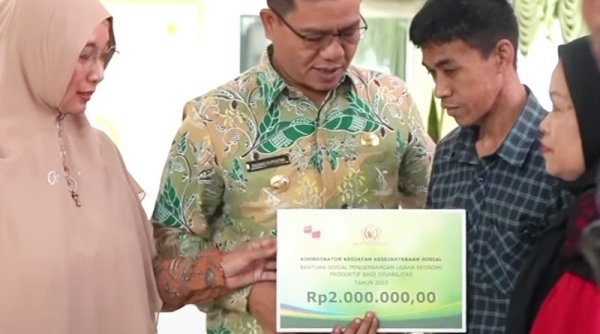 Undang Kaum Difabel ke Rumah Dinas, Bupati Bandung dan Istri Beri Bantuan Usaha